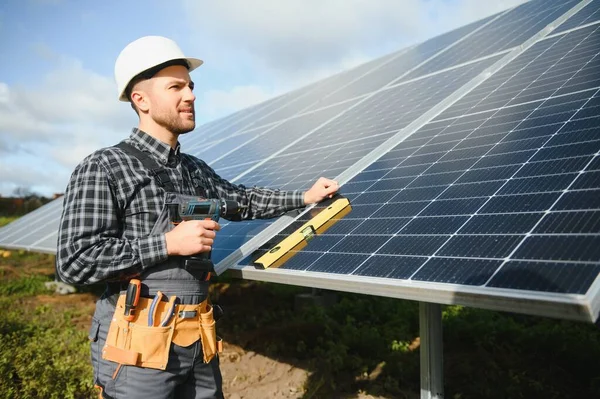 Experten Inspekterar Kvaliteten Ett Solbatteri Arbetare Uniform Och Hjälm Med — Stockfoto