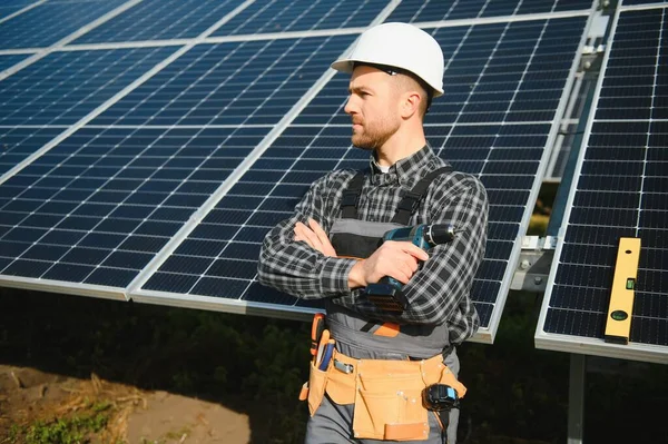 Trabalhador Masculino Uniforme Livre Com Baterias Solares Dia Ensolarado — Fotografia de Stock