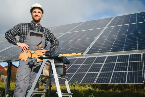 Profesjonalny Pracownik Montuje Panele Słoneczne Metalowej Konstrukcji Używając Innego Sprzętu — Zdjęcie stockowe