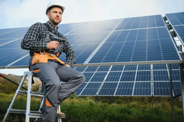 Hombre Trabajador Uniforme Aire Libre Con Baterías Solares Día Soleado — Foto de Stock