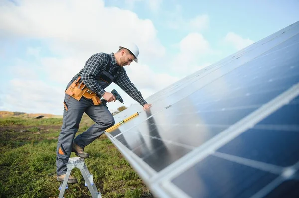Güneş Enerjisi Santrali Işçisi Panellerin Durumunu Kontrol Ediyor — Stok fotoğraf