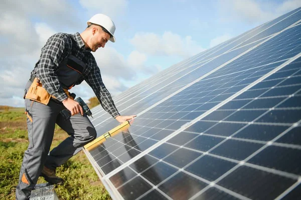 晴れた日に太陽電池で屋外の制服を着た男性労働者 — ストック写真