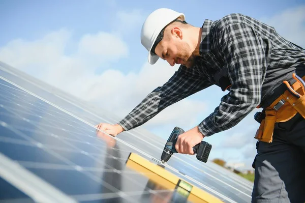 Manlig Arbetare Uniform Utomhus Med Solbatterier Solig Dag — Stockfoto