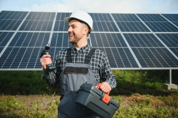 Trabalhador Masculino Uniforme Livre Com Baterias Solares Dia Ensolarado — Fotografia de Stock