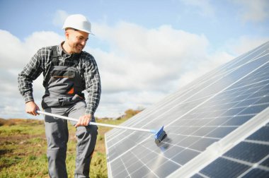 Güneş enerjisi santrali teknisyenlerinin endüstriyel sektördeki iş tanımında iş tanımına uygun enerji üreten teknisyenler..