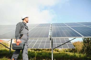Dışarıda güneş panelleri kuran işçiler.