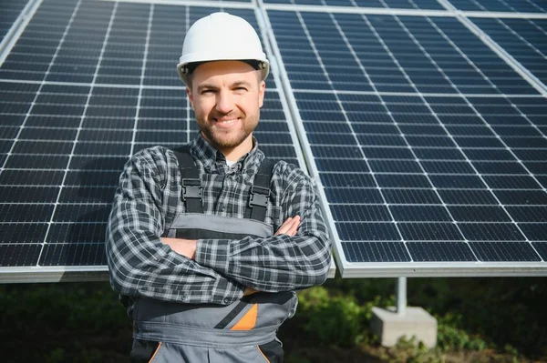 Trabalhador Central Solar Verifica Estado Dos Painéis — Fotografia de Stock