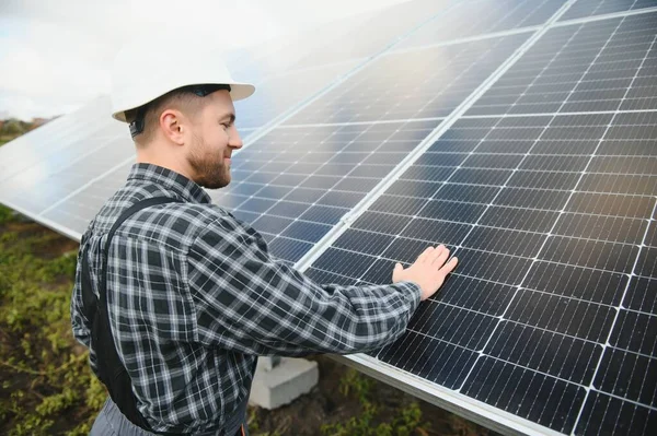 Güneş Enerjisi Santrali Işçisi Panellerin Durumunu Kontrol Ediyor — Stok fotoğraf