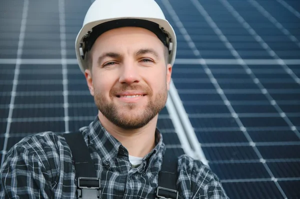 stock image Solar power plant worker checks the condition of the panels.