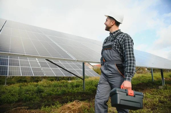 Trabajador Instalando Paneles Solares Aire Libre — Foto de Stock