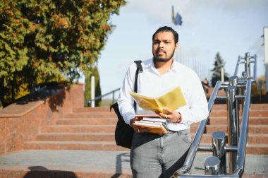 Yakışıklı ve genç Hintli erkek üniversite öğrencisi.