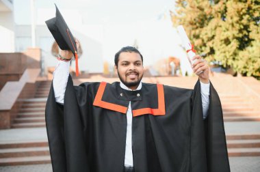 Mezuniyet gününde mutlu adam portresi. Eğitim ve insanlar