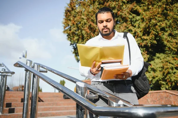 Homme Étudiant Indien Debout Université Avec Livre — Photo