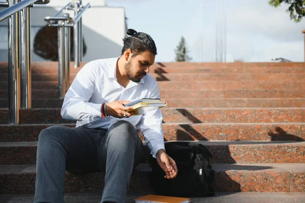 Estudante Indiano Feliz Sentado Nas Escadas Campus Universidade — Fotografia de Stock