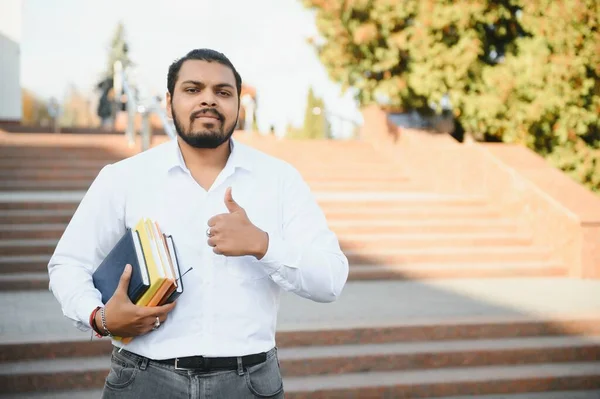Estudante Indiano Masculino Universidade Com Livro — Fotografia de Stock