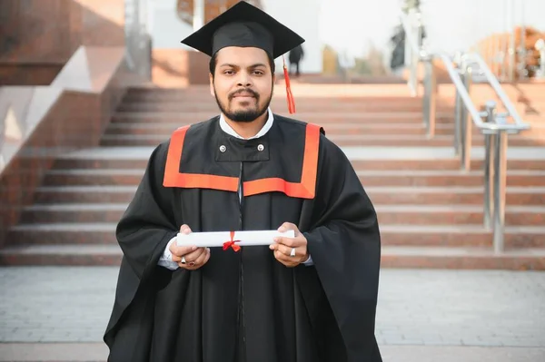 Ritratto Bellissimo Studente Indiano Laureato Bagliore Laurea Con Diploma — Foto Stock