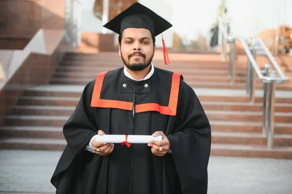 Indian Graduate Graduation Robe Diploma University Campus Copy Space — Stock Photo, Image