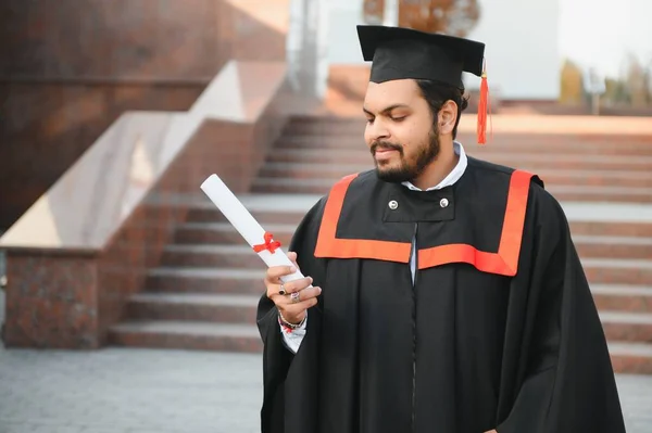 Indian Graduate Graduation Robe Diploma University Campus Copy Space — Stock Photo, Image