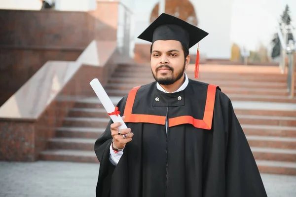ハンサムなインドの大学院生の肖像とともに卒業証書 — ストック写真
