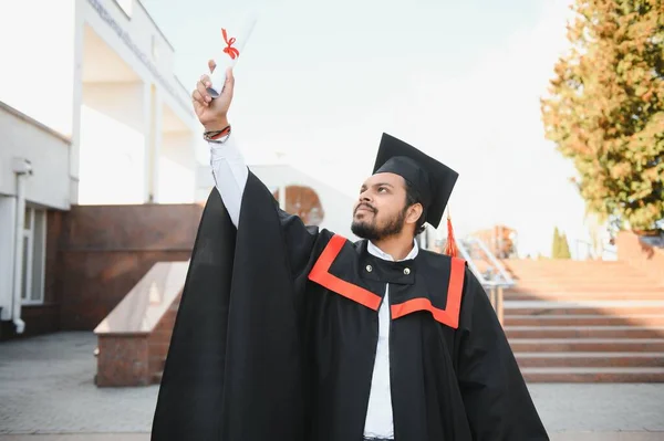 Laureato Indiano Vestaglia Laurea Con Diploma Nel Campus Universitario Copia — Foto Stock