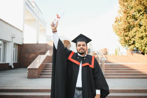 Портрет Успішного Індійського Студента Випускному Платті Великий Палець Вгору — стокове фото