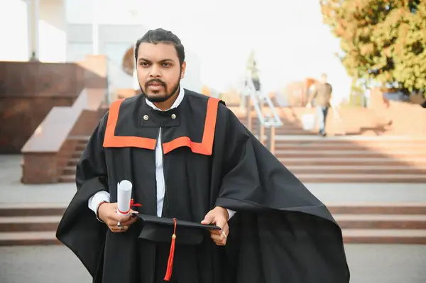 Retrato Guapo Estudiante Indio Graduado Graduación Brillan Con Diploma — Foto de Stock