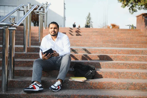 Estudiante Indio Feliz Sentado Las Escaleras Campus Universitario —  Fotos de Stock