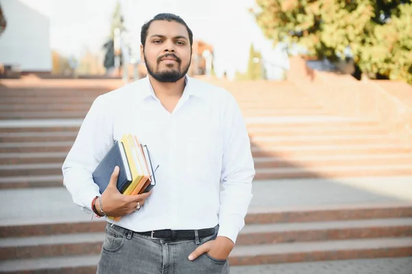 Ινδός Φοιτητής Σακίδιο Κρατώντας Βιβλία Την Ηλιόλουστη Μέρα — Φωτογραφία Αρχείου