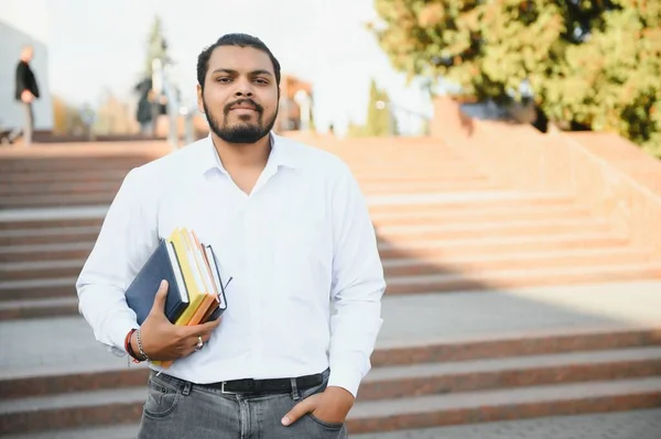 Indiska Unga Student Som Bär Böcker — Stockfoto
