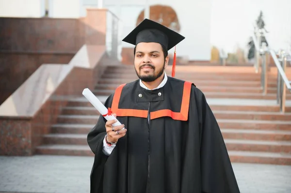 Graduado Indio Bata Graduación Con Diploma Espacio Copia Del Campus — Foto de Stock