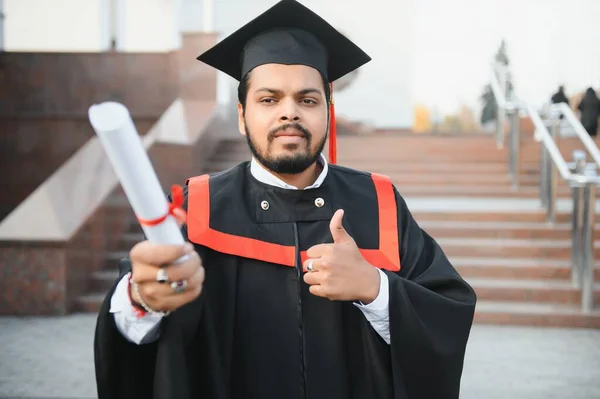 Portret Przystojnego Indyjskiego Studenta Blasku Dyplomu — Zdjęcie stockowe