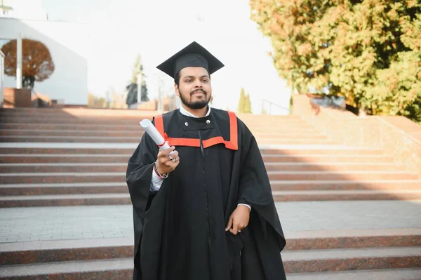 卒業式のガウンで成功するインド学生の肖像画 — ストック写真