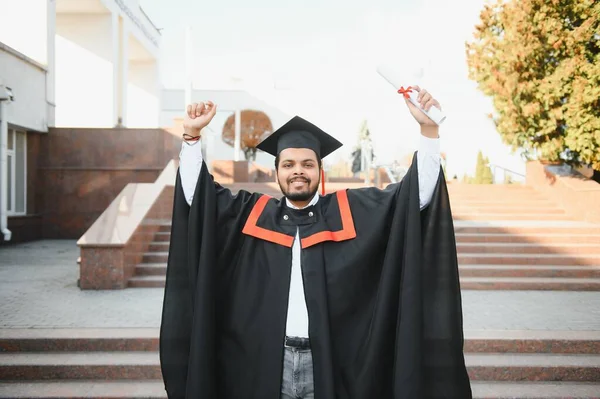 Laureato Indiano Vestaglia Laurea Con Diploma Nel Campus Universitario Copia — Foto Stock