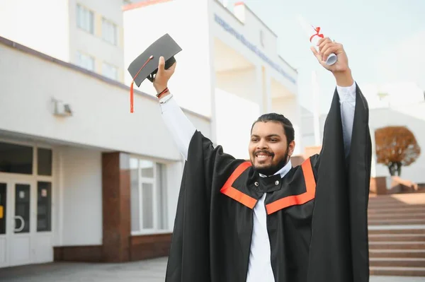 Porträt Einer Erfolgreichen Indischen Studentin Abschlussdress — Stockfoto