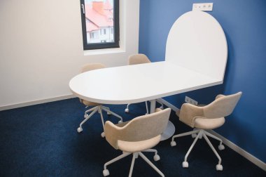 Masa ve sandalyelerle modern toplantı odası..