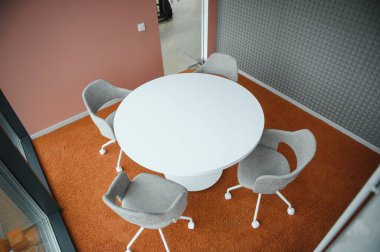 Masa ve sandalyelerle modern toplantı odası..