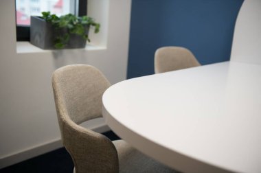 Masa ve sandalyelerle modern toplantı odası..