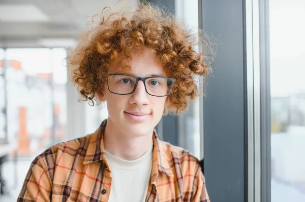Ευτυχισμένος Νεαρός Άνδρας Κόκκινα Μαλλιά Φοράει Γυαλιά Και Shirt — Φωτογραφία Αρχείου