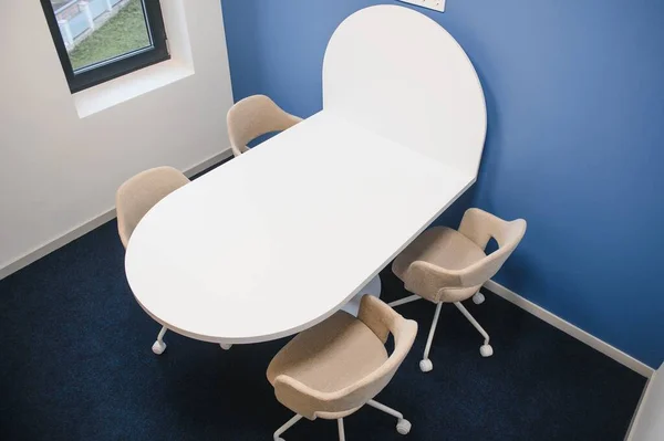 Σύγχρονη Αίθουσα Συνεδριάσεων Εσωτερικό Τραπέζι Και Καρέκλες — Φωτογραφία Αρχείου