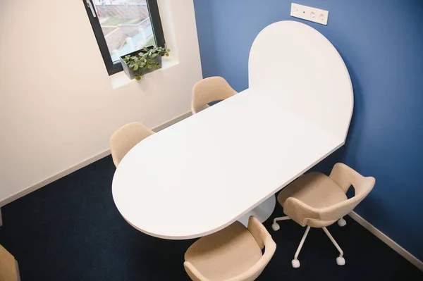 Σύγχρονη Αίθουσα Συνεδριάσεων Εσωτερικό Τραπέζι Και Καρέκλες — Φωτογραφία Αρχείου