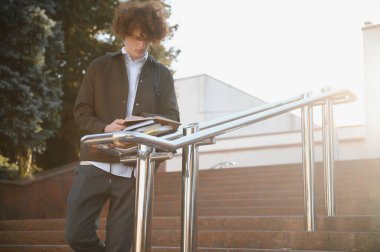 Sınıfın dışında sevimli bir okul çocuğu..