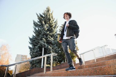 Arka ayakta dışında bir kolej öğrenci portresi.