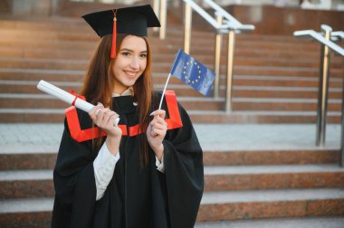 Mezuniyet gününde kadın portresi. Üniversitede. Eğitim, mezuniyet ve halk konsepti