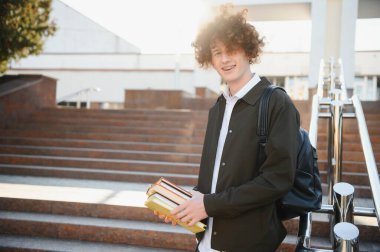 Arka ayakta dışında bir kolej öğrenci portresi.