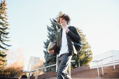 Sınıfın dışında sevimli bir okul çocuğu..