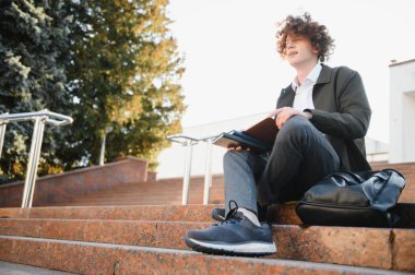 Sınıfın dışında sevimli bir okul çocuğu..