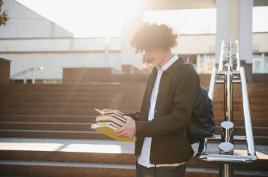 Sınıfın dışında sevimli bir okul çocuğu..