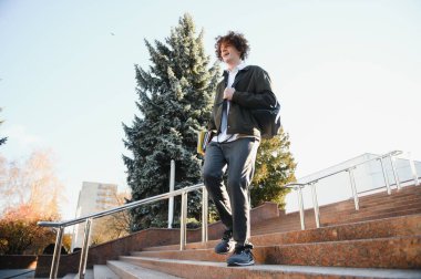 Arka ayakta dışında bir kolej öğrenci portresi.