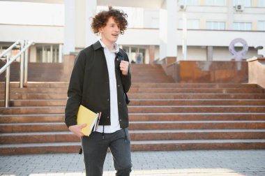 Sınıfın dışında sevimli bir okul çocuğu..