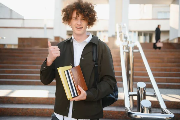 Studente Eccitato Avendo Pausa Tra Classi Vicino All Università Sorridendo — Foto Stock